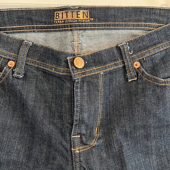 Bitten Sarah Jessica Parker 8R jeans. - Picture 2 of 6